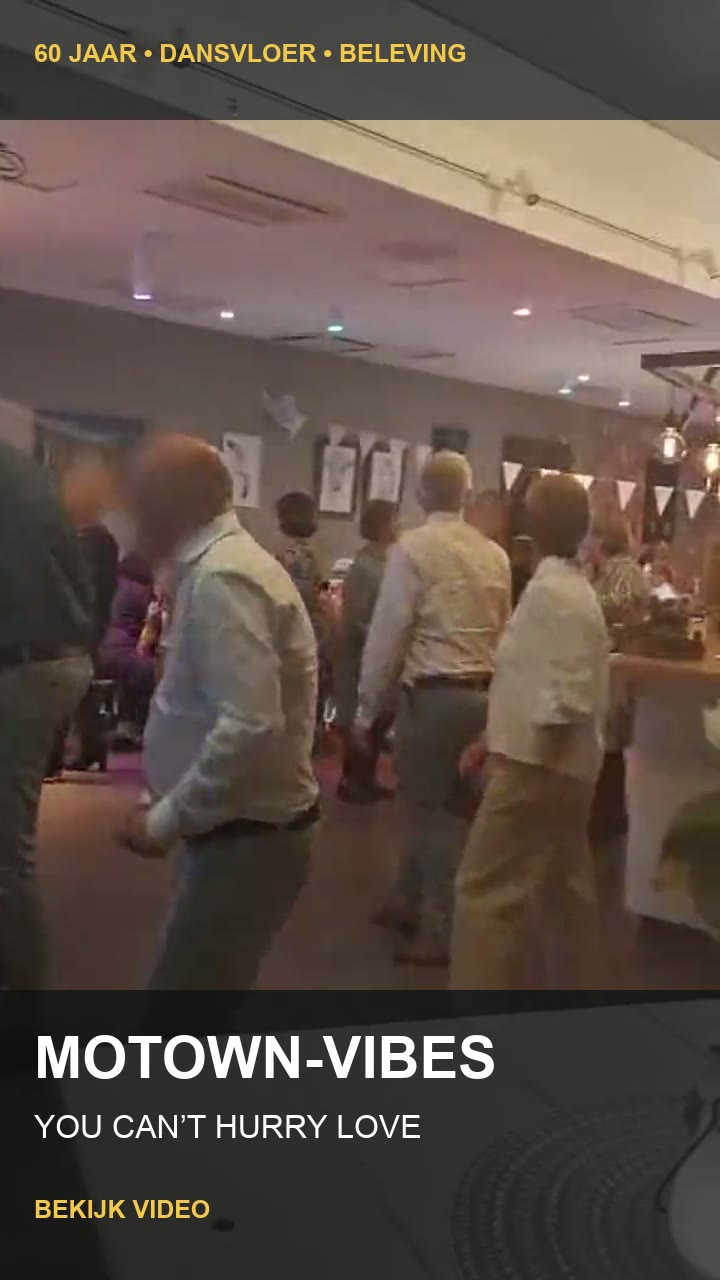 Gasten dansen tijdens een 60-jarig feest met Motown-muziek van DJ CES
